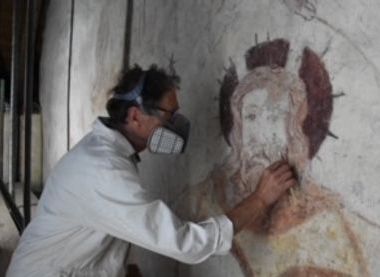 Peter Martindale ACR FIIC, working on the figure of Moses, part of the Last Judgement Scene in St George's.