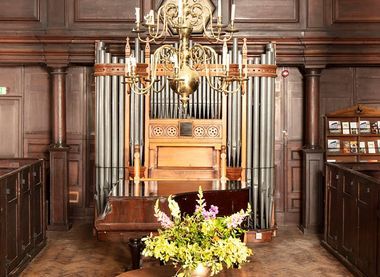 Organ and candelabra in the Unitarian Meeting House